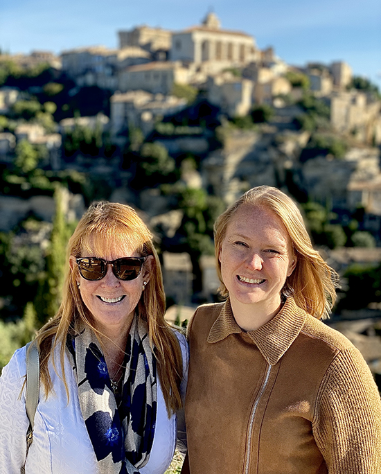 Carol Hadley Fricks ’81, right, and daughter Kaitlyn Murphy in Gordes, France.