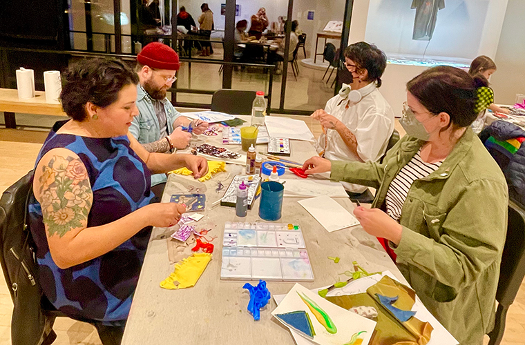 People paintingvessels