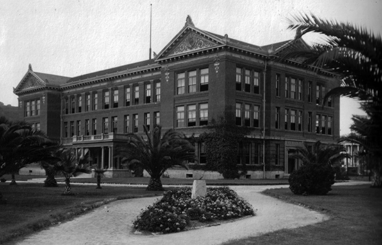 Built in 1904, the Hall of Letters —the academic center of the High- land Park campus in its heyday— still stands, much altered, near the corner of Avenue 50 and Figueroa Street. 