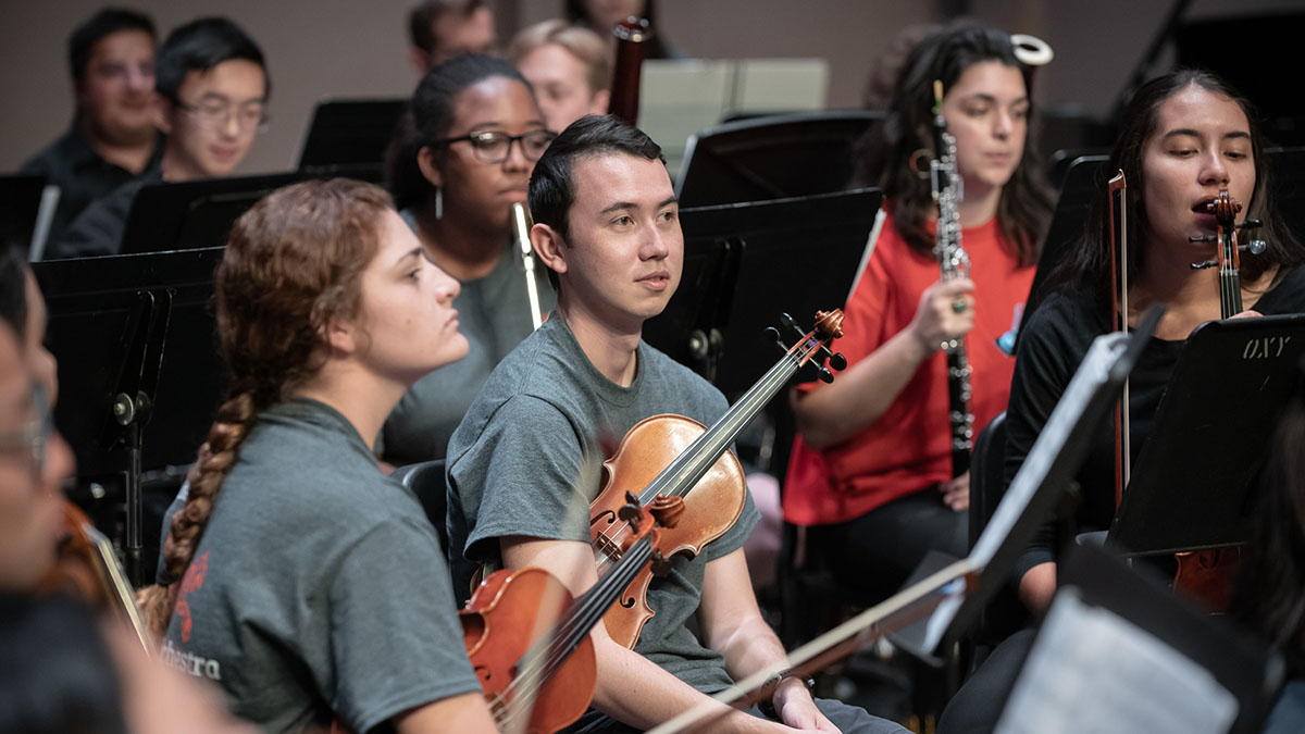 Second Violinists Drew Samson '22 and Kevin Conroy '20 in re