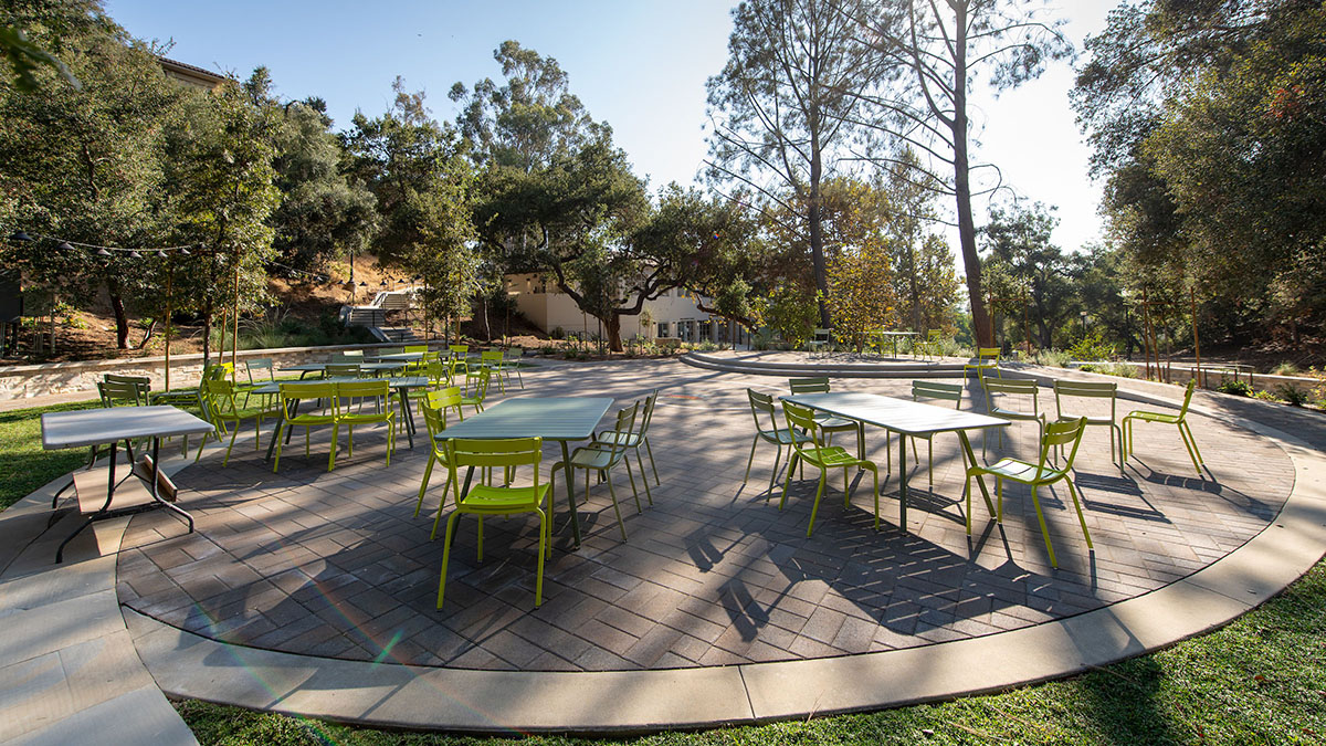 Open patio and chairs at Sycamore Glen