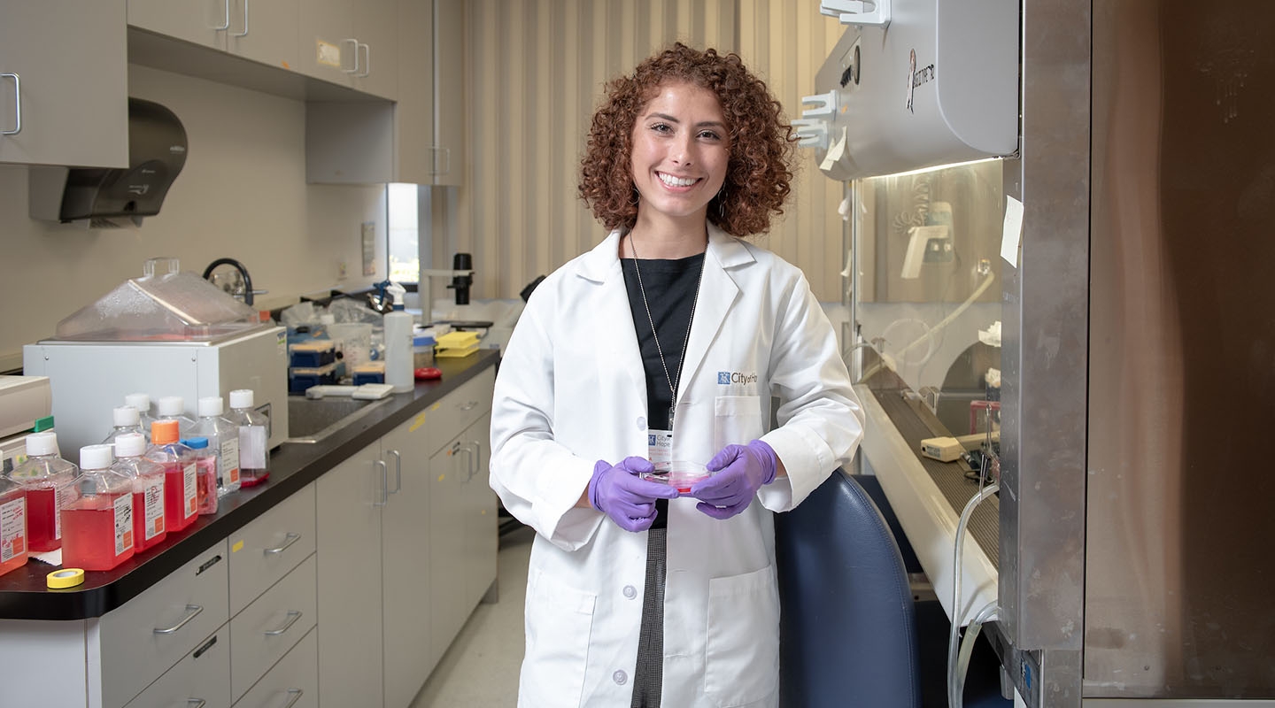 An Occidental College student interning in a City of Hope laboratory