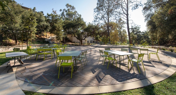 Open patio and chairs at Sycamore Glen